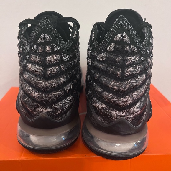 Nike LeBron 17 - Picture 4 of 6